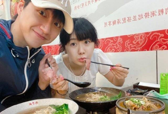 福原爱江宏杰餐馆吃小吃酷爱滚烫生肉片夫妻紧挨扮萌画风超甜