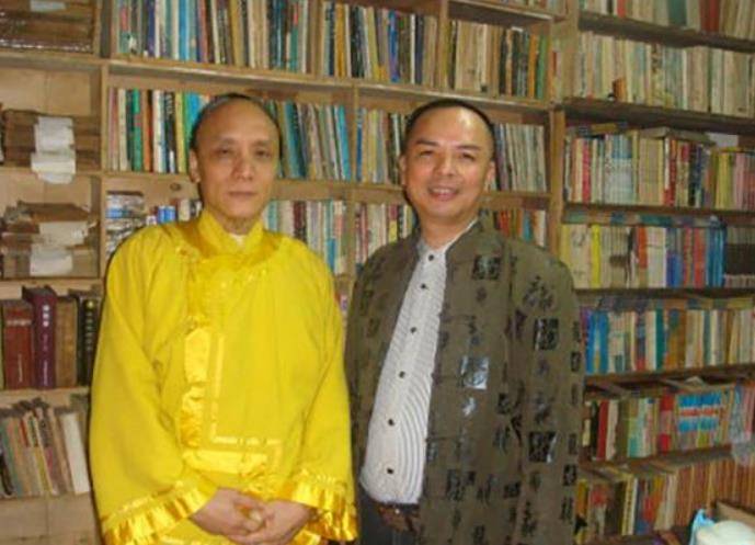 他自称为爱新觉罗家族后裔曾因买不到火车票而大闹你们是奴才