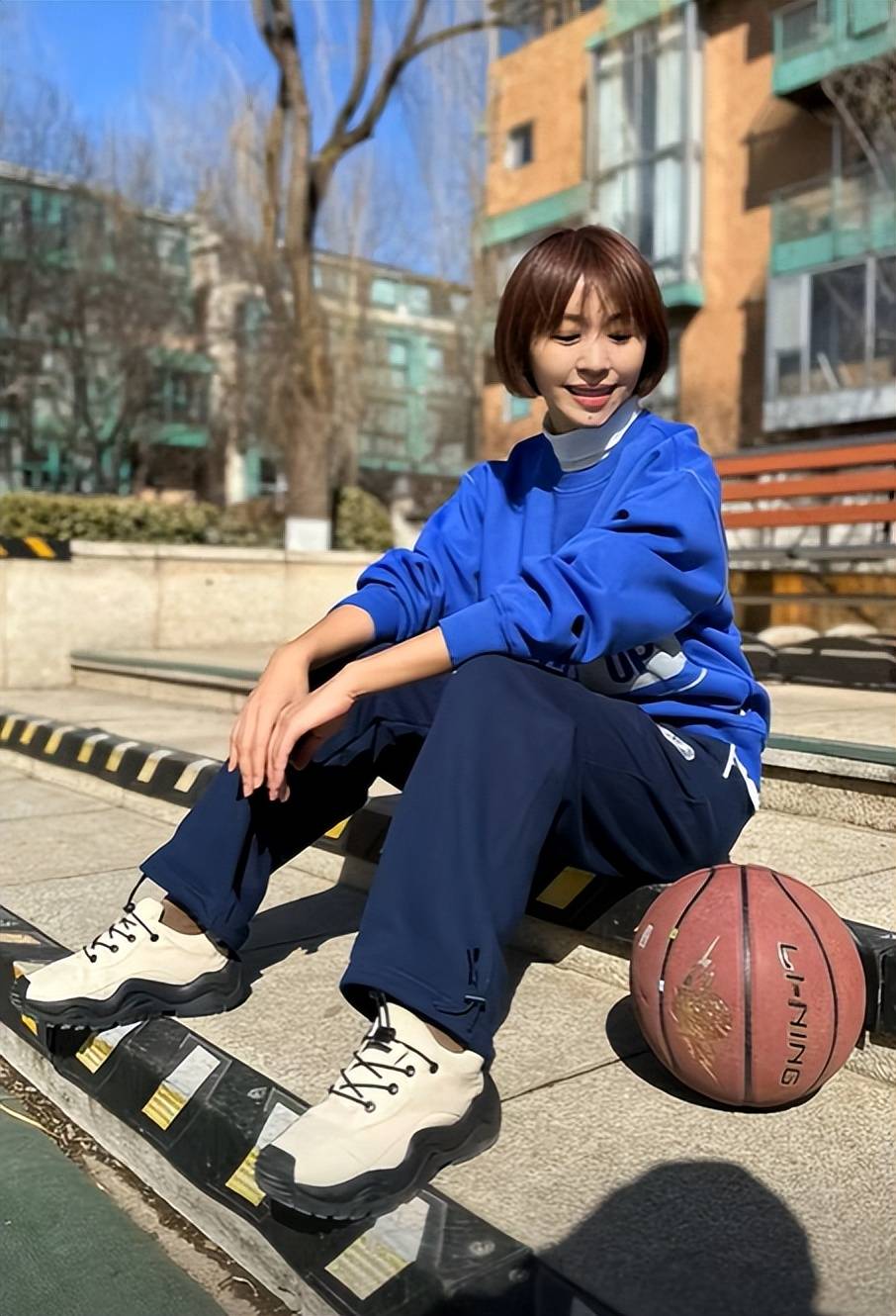 欧阳夏丹是一个灌篮王在篮球场上打篮球竟能做到百投百中