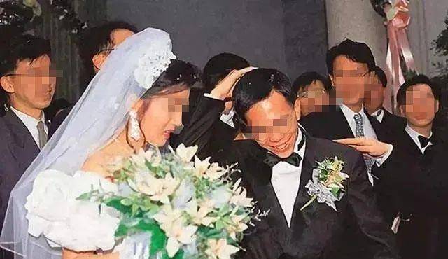 嫁入李家后安心在家相夫教子,于1996年就为李泽钜诞下一女,取名李燕宁