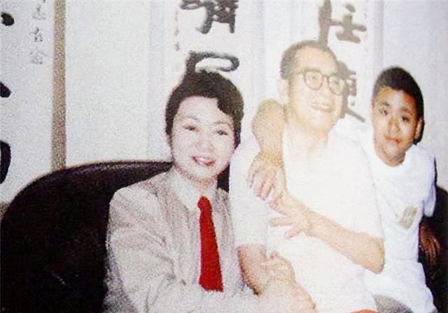 还是决定将孩子叫陈由伟,这样个名字足以看出来陈景润对于妻子的爱护