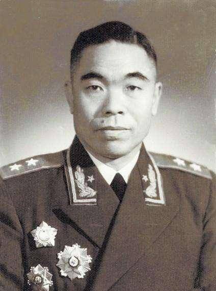 战后曾泽生来到志司,立正后向彭总敬了一个标准的军礼.