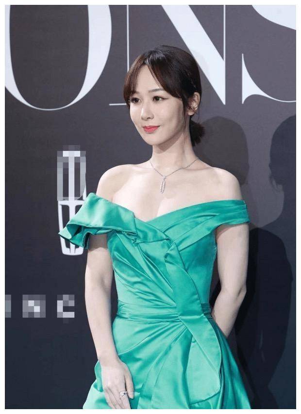 杨紫身着礼裙微胖身材尽显魅力清新面庞充满韵味