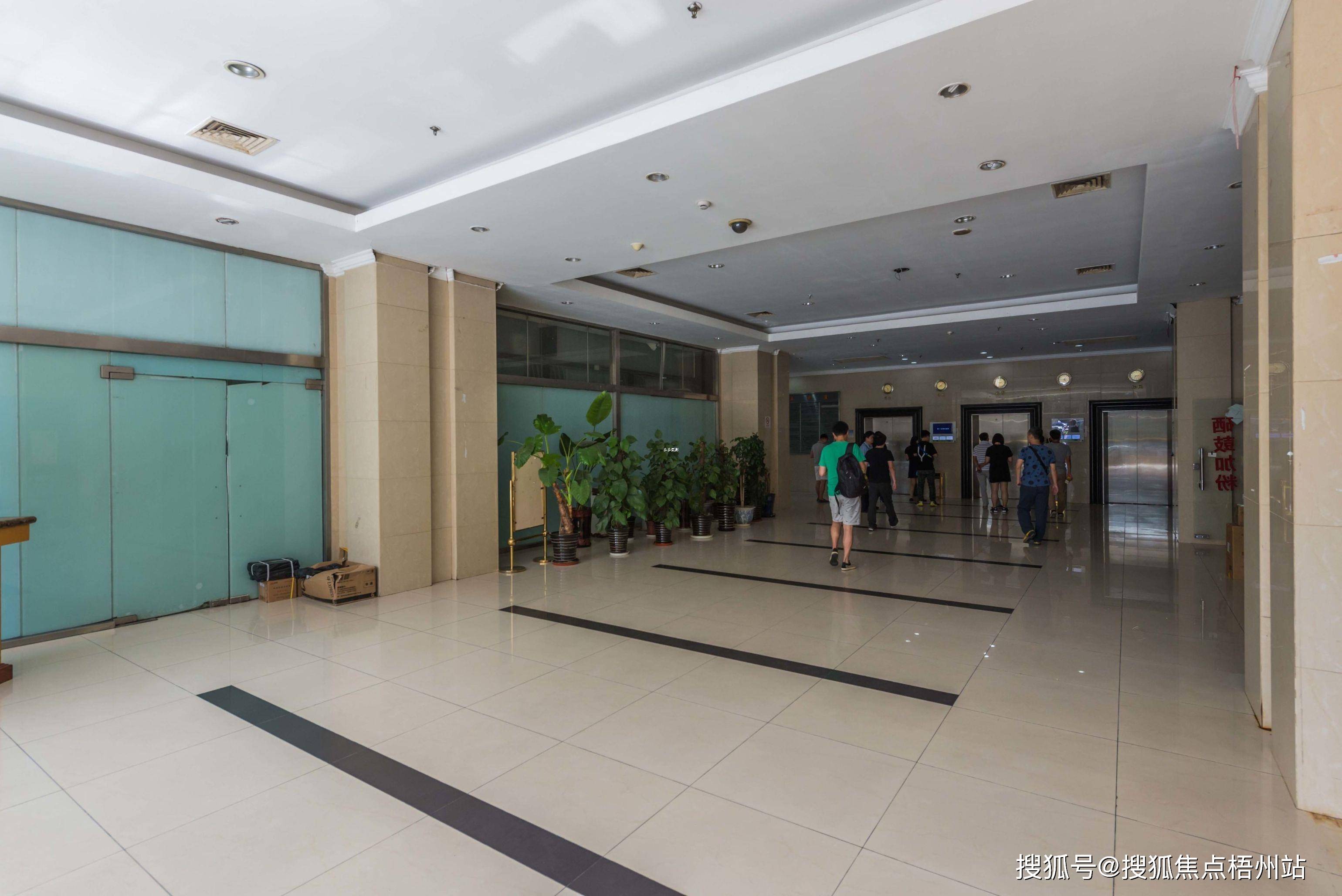 长阳路大连路 距离:296m,公交线路:22路;137路;868路;934路;申川专线4