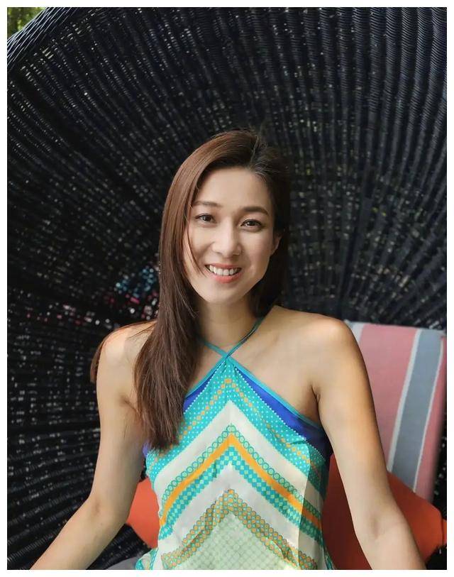 钟嘉欣39岁,似妙龄少女!海滩长裙,修长美腿,炫爆眼球._生活_家庭_态度