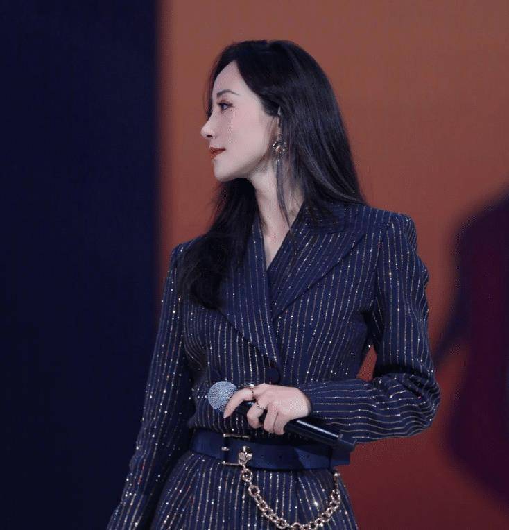 韩雪像是得罪了导演组似的,导演组的镜头一直怼着韩雪的脸拍,几乎没有