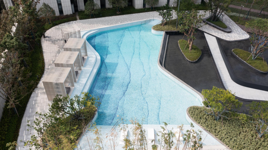 马赛克池底为主要配置,开阔的水域和较为静谧的绿岛水域作为泳池边界