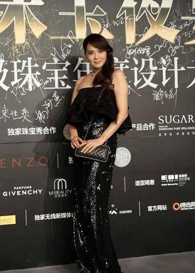 原创伊能静这回尴尬了穿抹胸连衣裙俯身露出内衣胜在气质够出众