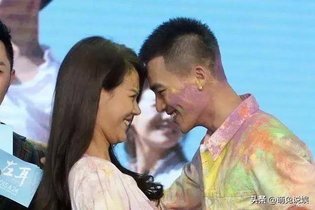 马思纯庆36岁生日房间摆满鲜花头插玫瑰花开心的像个小孩子