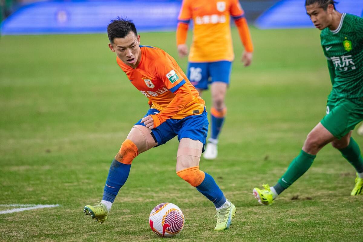 因此从离队热门逆袭为核心,征服崔康熙_童磊_泰山队_右后卫