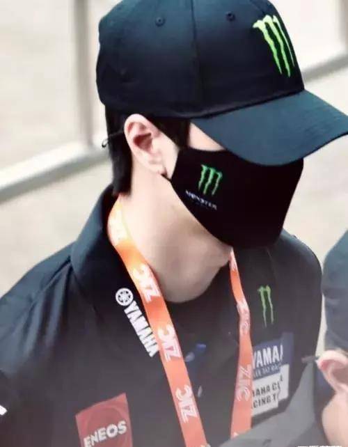 王一博赛车照遭疯传一身黑衣炫酷十足不愧是男神本尊