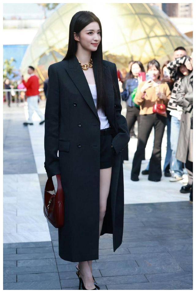 白鹿参加活动,遭嘲笑,穿着亮丽但不性感,鞋子让人惊讶_时尚_挑战_倪妮