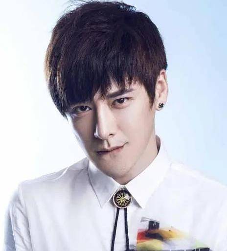 好男儿》后正式进入娱乐圈的,书亚信和他们一