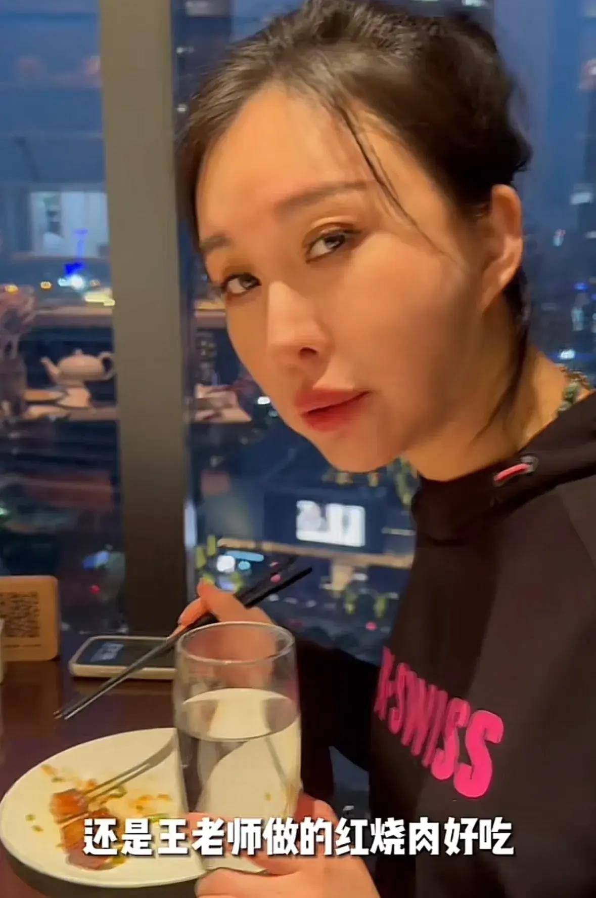 田朴珺庆结婚纪念日送王石40万国产豪车一起吃定情菜红烧肉