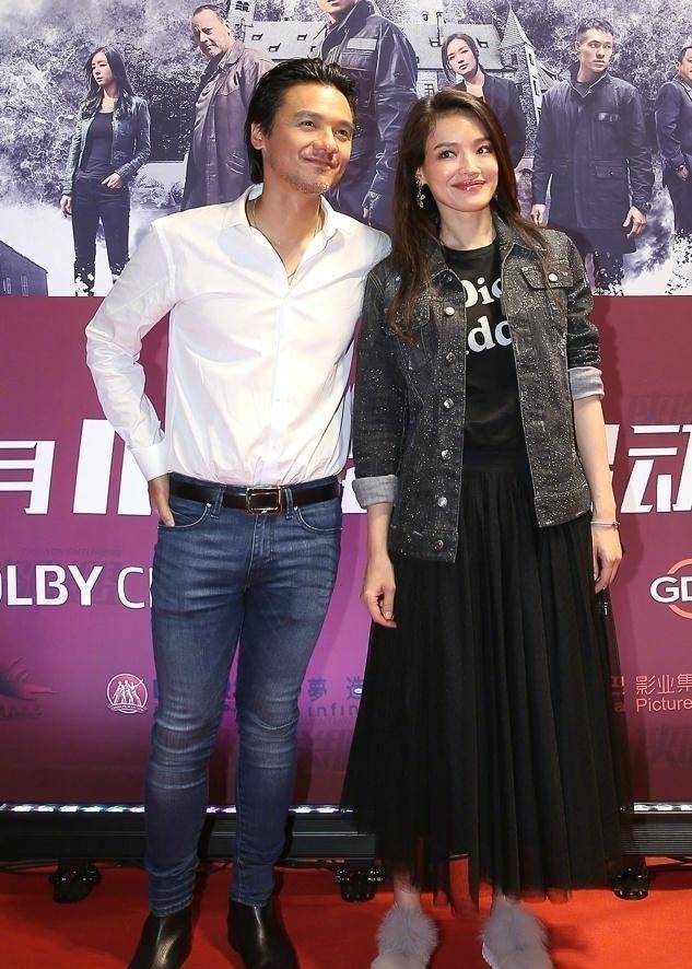 舒淇冯德伦罕见秀恩爱穿牛仔外套配纱裙像少女老公满眼都是爱