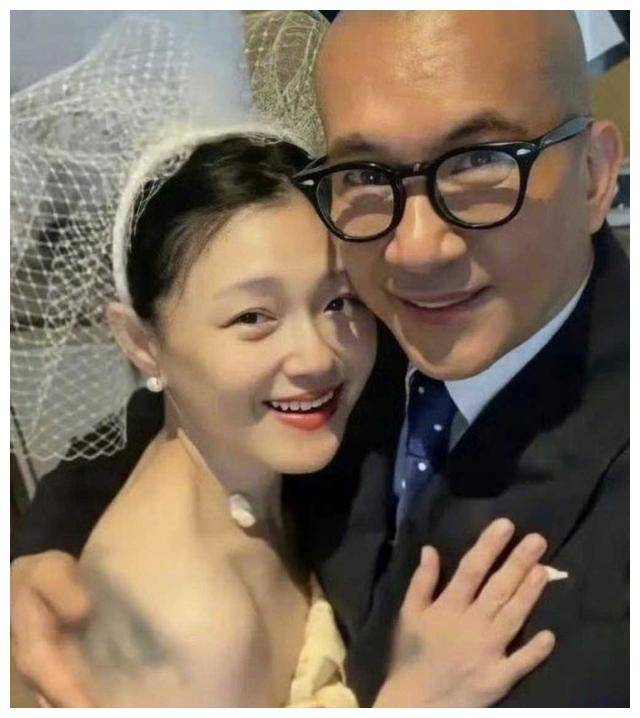 大s惊艳穿透视装红指甲现身公公灵堂光头小s惊渡尴尬