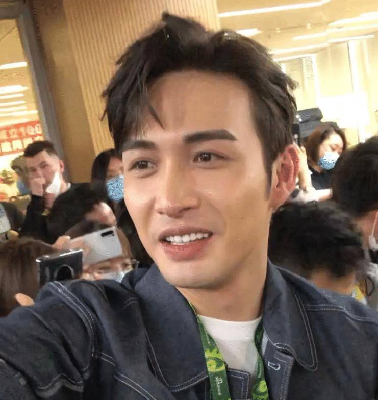 司藤扫楼生图景甜穿荧光绿却白到发光张彬彬的大头抢镜