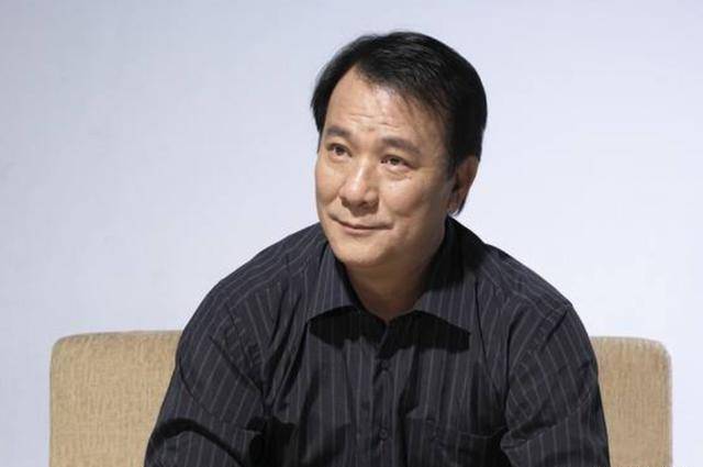 周星驰7年帮他赚3亿,却只拿70万片酬,还被嘲讽:你就像一条狗_李修贤