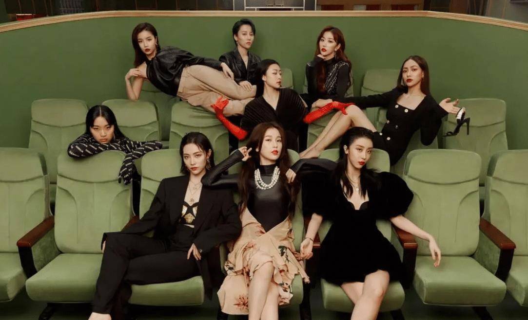 《青春有你2》拍时尚杂志,集体照刘雨昕站最后,有谁留意c位是谁?