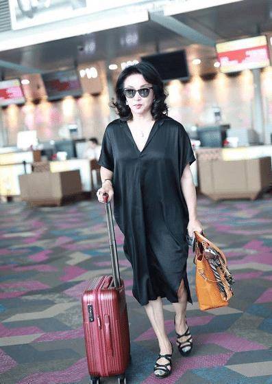 52岁金星终于穿对了黑色v领连衣裙优雅减龄无奈小腿暴露年龄