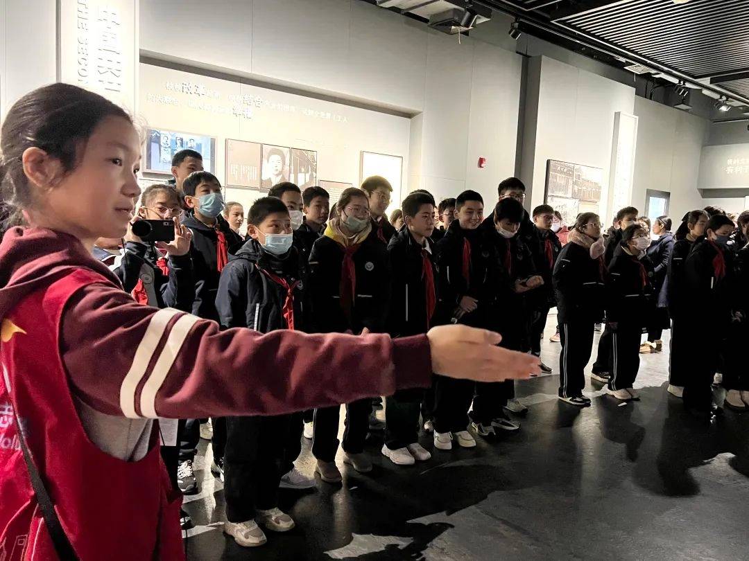 在徐汇区龙华烈士陵园里,他们是小小讲解员,通过宣讲龙陵红色历史故事