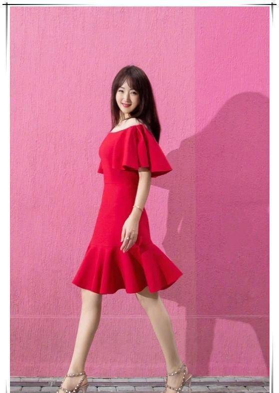 48岁杨钰莹真不显老红色一字肩连衣裙配长直发美成初恋脸