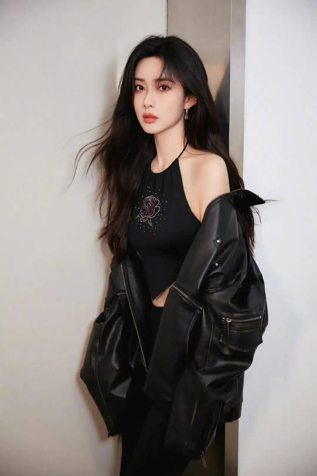 孟子义在这部剧饰演的角色叫红薯,她是徐凤年身边的绝色丫鬟.