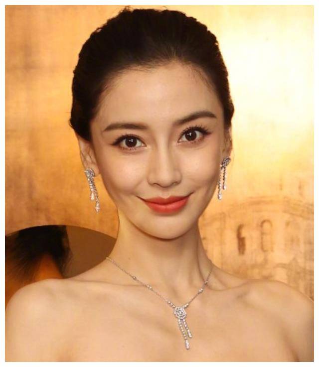 baby香港出席活动,脸部僵硬不自然,上杂志封面疯狂试水洗白_杨颖_网友