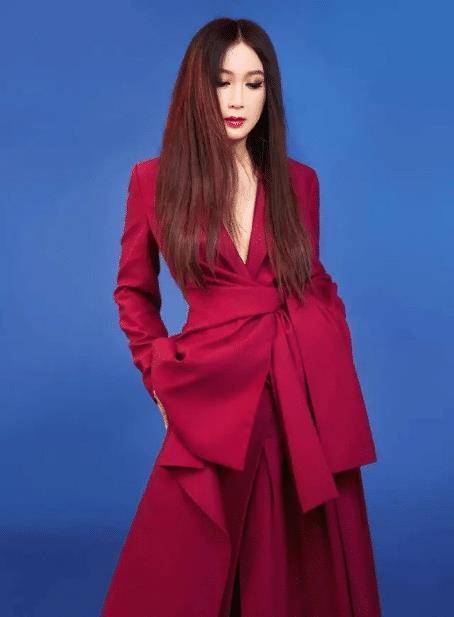 原创温碧霞越老越作妖穿粉色蕾丝睡裙就出街脸部浮肿太真实
