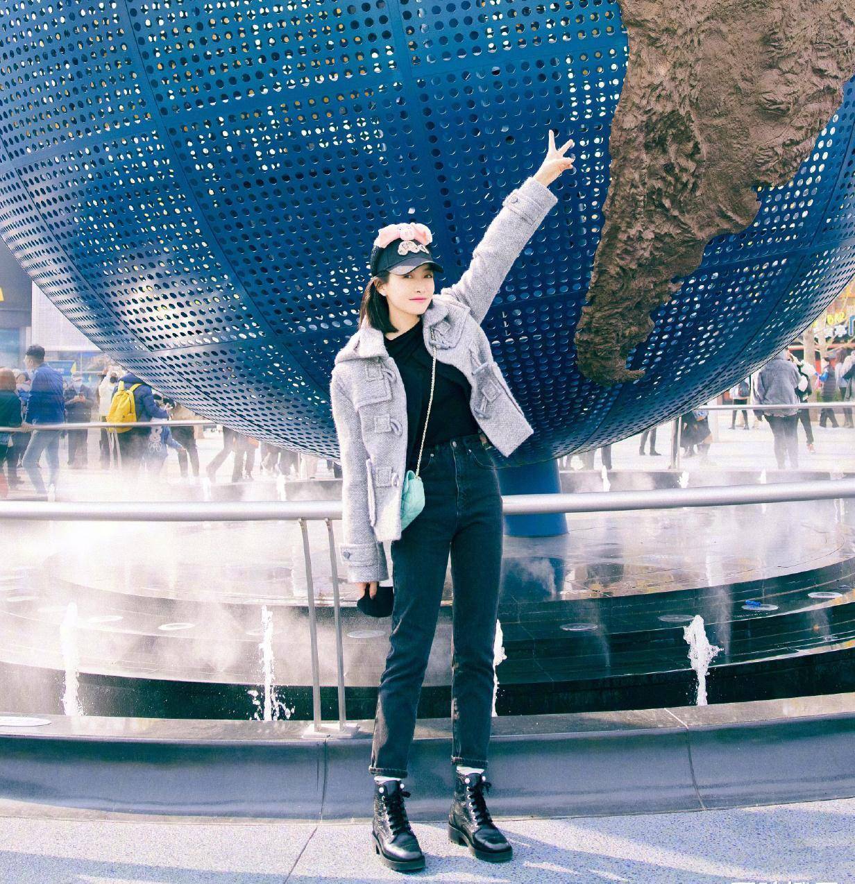 原创宋茜晒环球影城游玩照香芋紫短大衣温柔靓丽粉色小猪帽太可爱