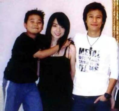 那个连登14年舞台的"初代男神",巅峰时隐退,如今终于有了消息_解晓东