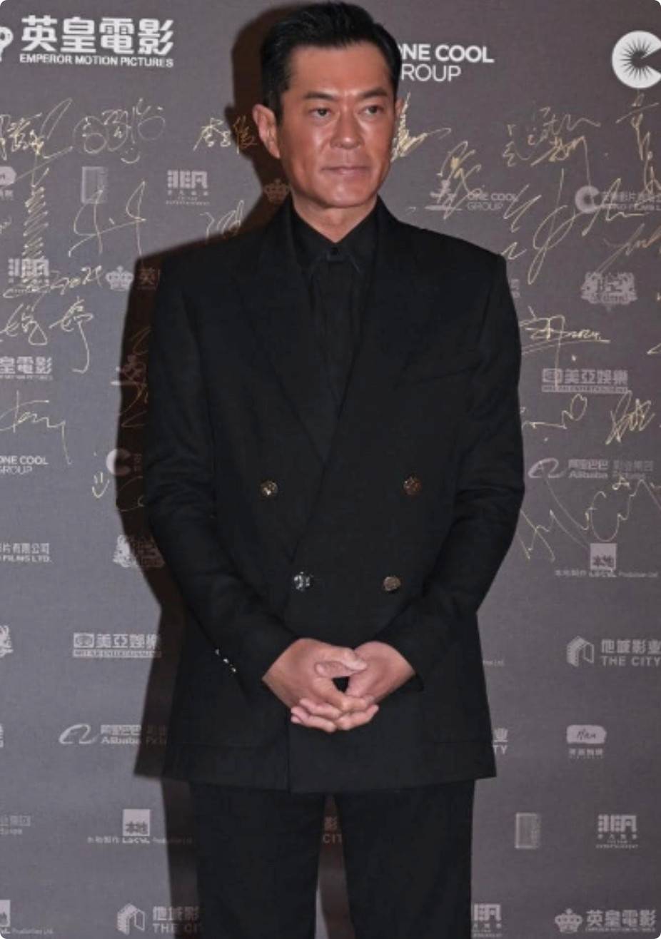 不仅如此,现在的古天乐脸型又长又方,眉毛吊起,眼球突出,法令纹严重