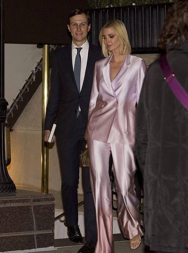 原创伊万卡身材真厉害真空穿粉色西装也藏不住凹凸感不愧是尤物