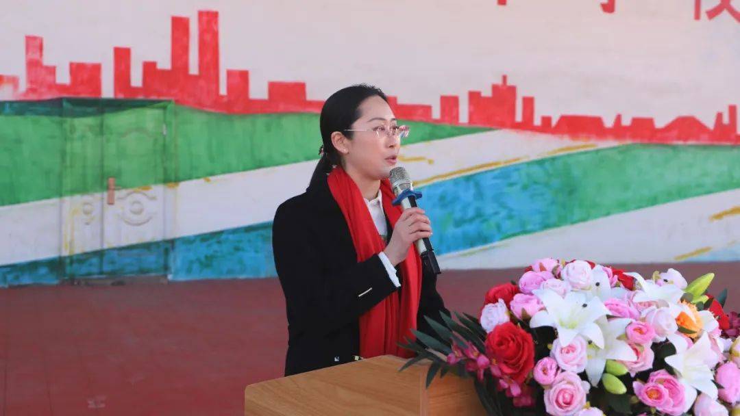 教师代表白娟老师发言,劝勉学生"黄沙百战穿金甲,不破楼兰终不还!