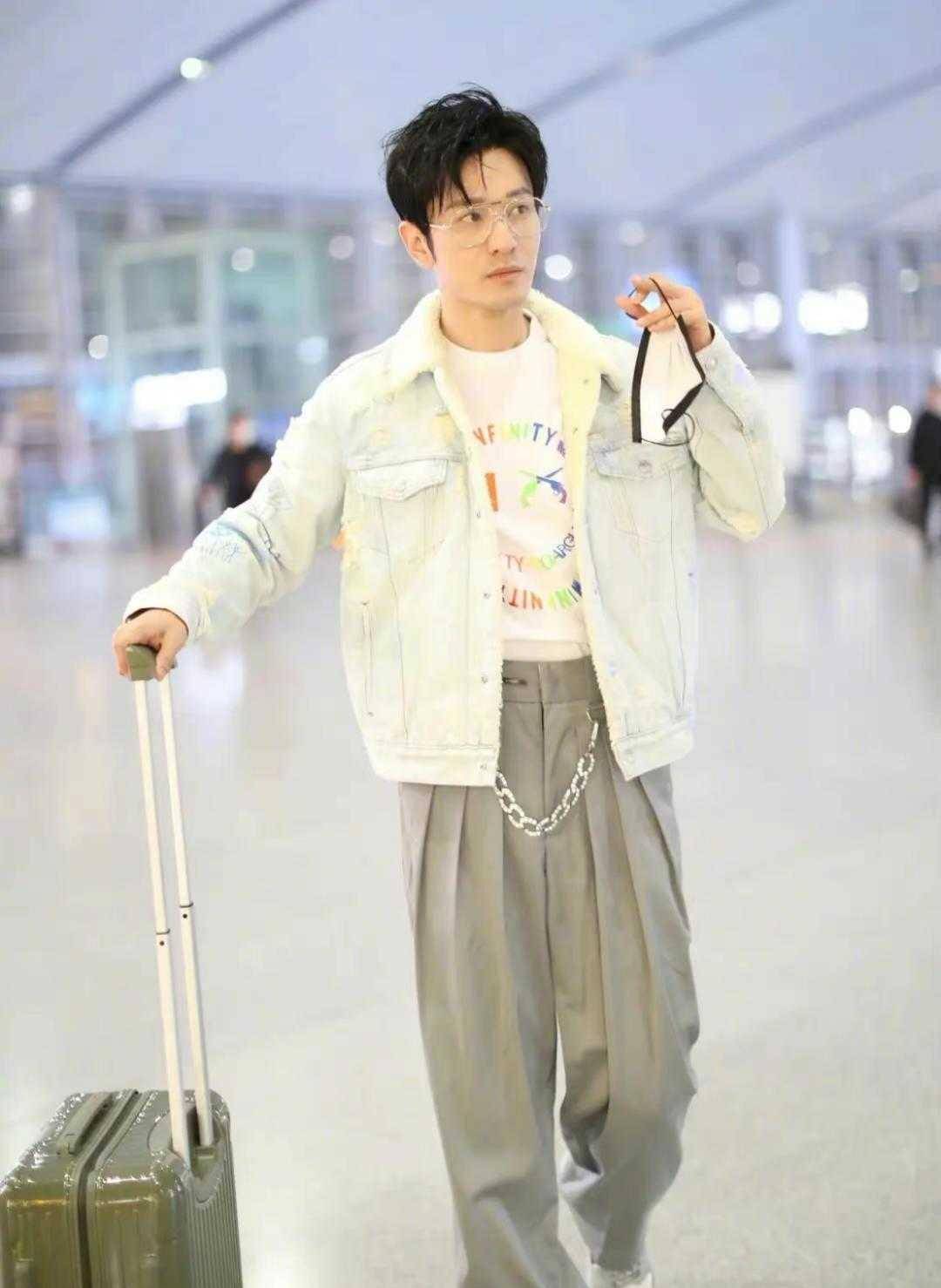 黄晓明暴瘦20斤走机场牛仔外套配西装裤混搭好洋气像小鲜肉