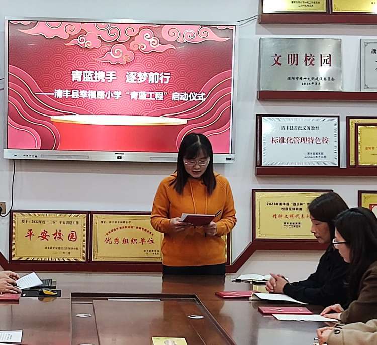 青年教师代表翟冰华发言,她表示在今后的教育教学道路上,将主动,虚心