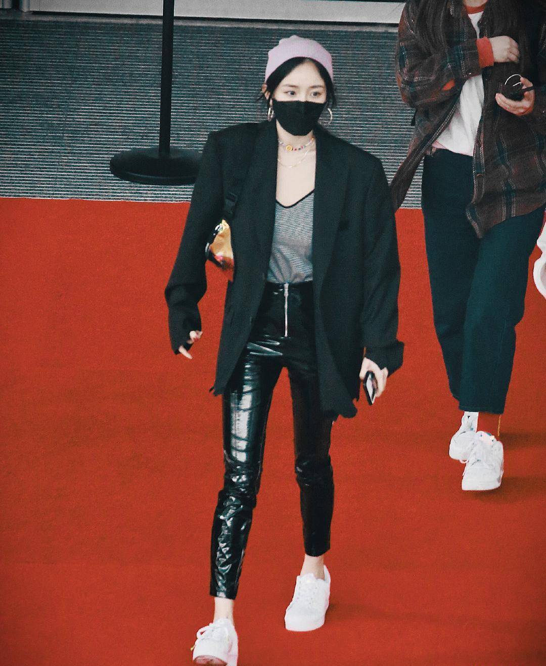 原创杨幂复工又带货了穿西装配亮面皮裤亮相粉色针织帽好时髦