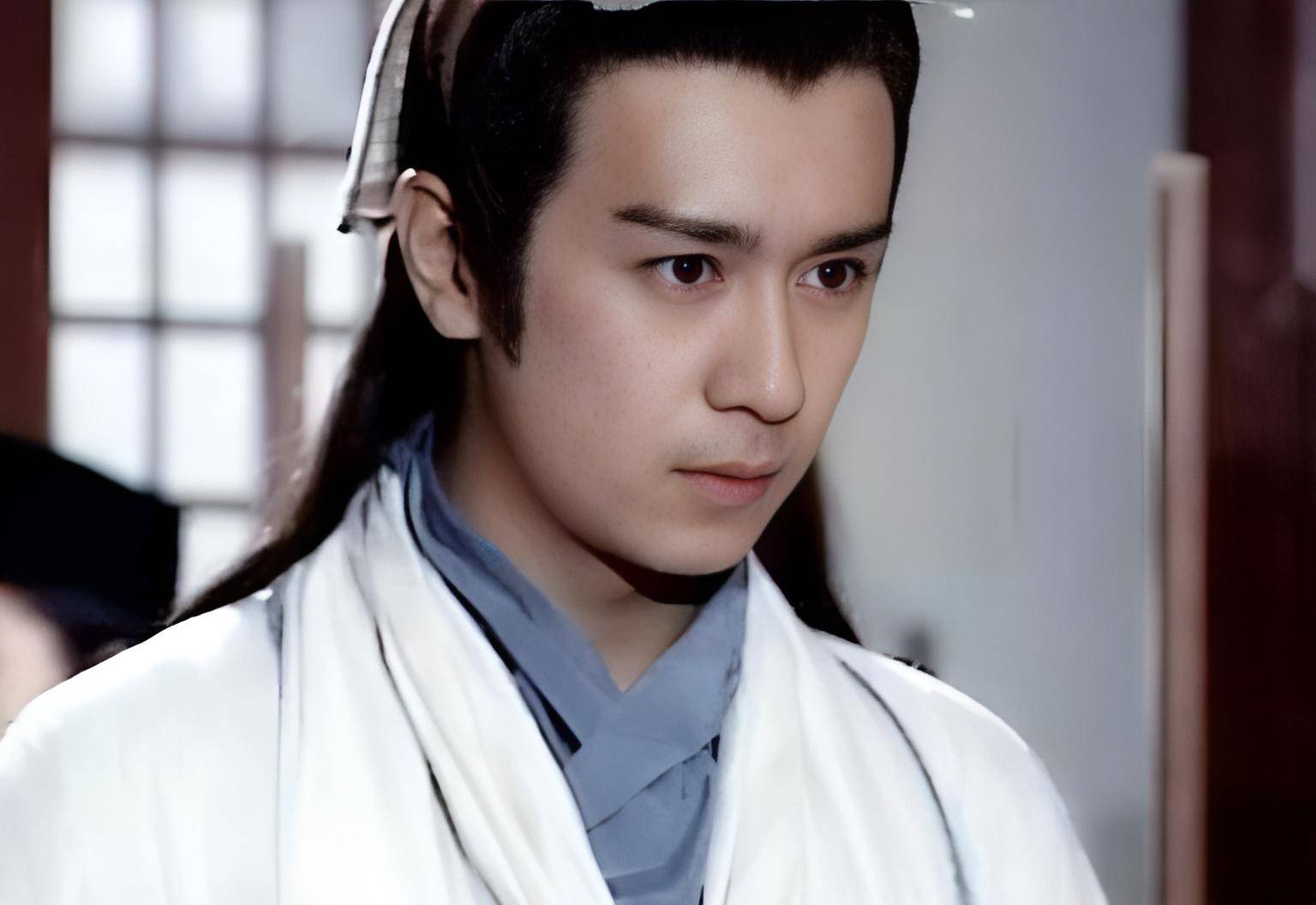 发行了新修版系列,好比在新修版的《射雕英雄传》里借着黄蓉如此说道