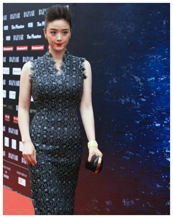 孔雀裙可真是优雅地勾勒出了蒋欣的身形,突显了她那迷人的身材比例啊!