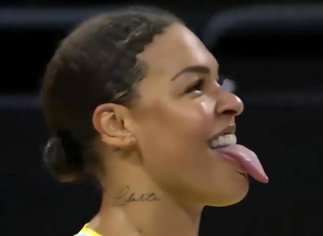 大宝贝戴维斯喜提新工作,扛摄像机拍成人大片,与坎贝奇很搭