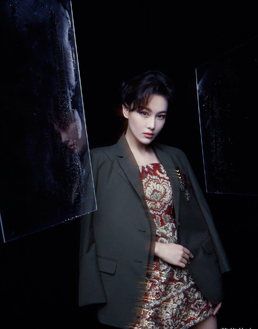 原创张馨予的穿搭又火了一半衬衫一半西装堪称霸道女总裁