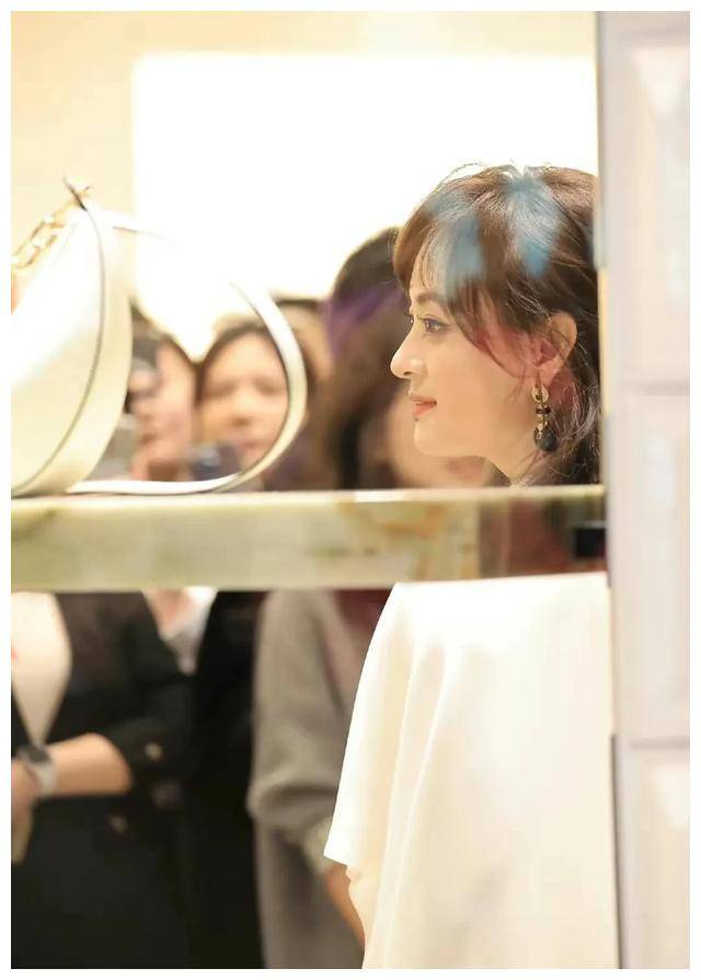 42岁孙俪半披散长发美艳亮相,颜值回春!_娘娘_内心_孙姑娘