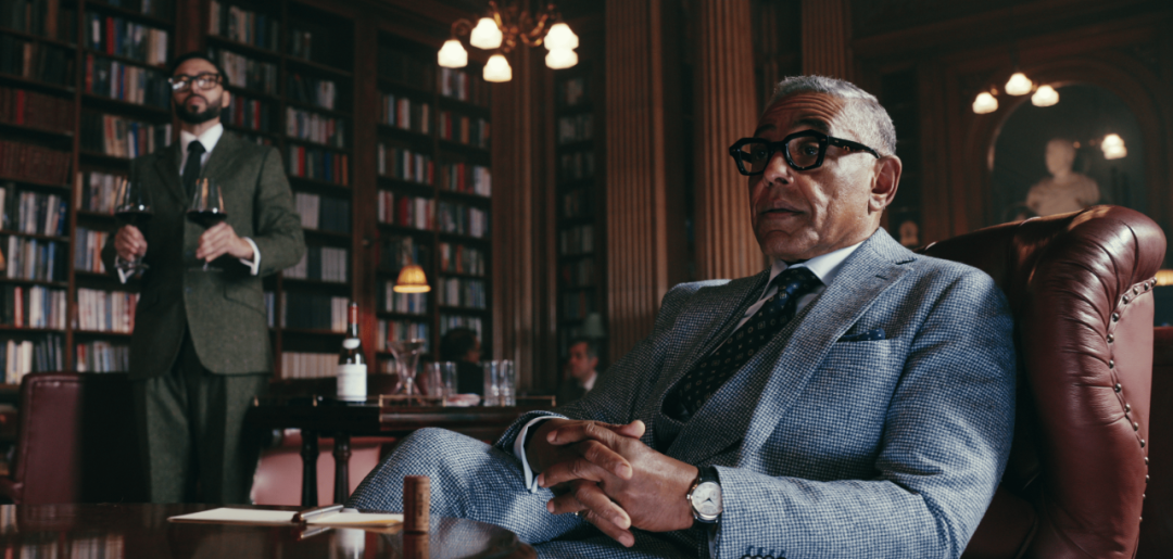 身穿西装,皮鞋的他,比《绝命毒师》中少了几分险恶,多了几分优雅.