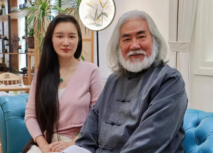 三婚妻子杜星霖怀4胎评论区不堪入目73岁张纪中亲自下场回应