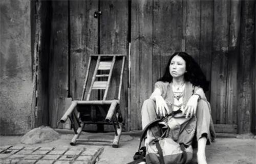 原创三毛生前最后的照片笑容灿烂眼神却充满忧郁4个月后在医院上吊