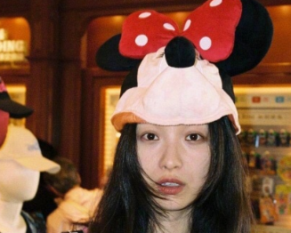 原创倪妮素颜游迪士尼妆前妆后差别大咧嘴大笑神似姚晨