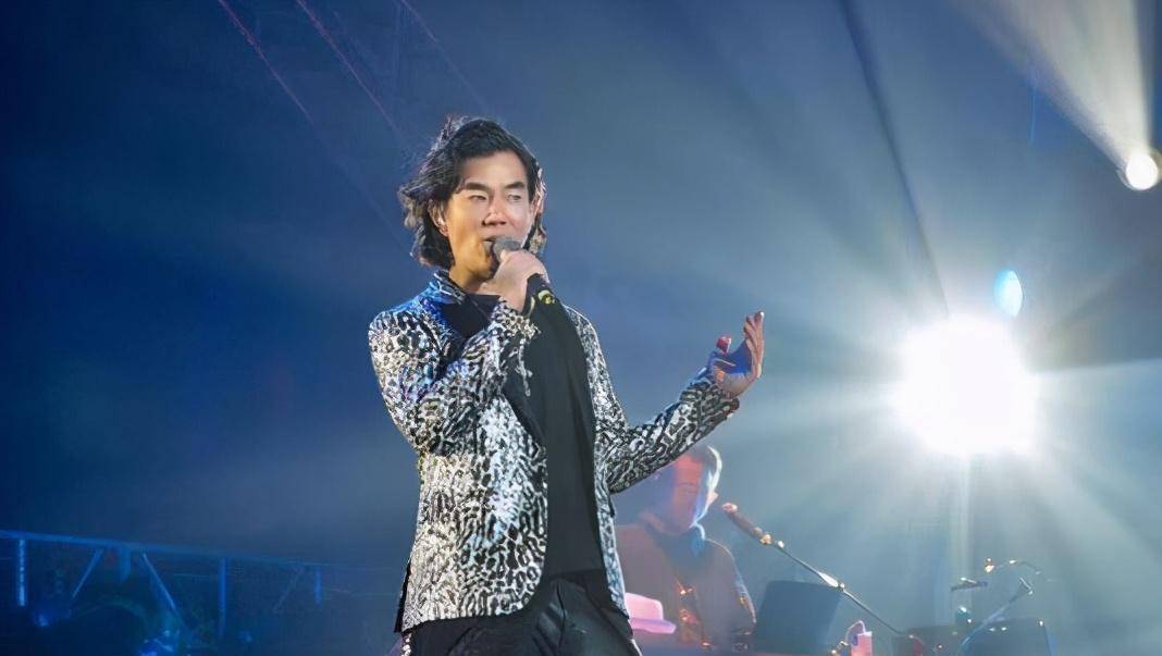 很多演员就是因为那样不愿意跟杜琪峰合作,但是任贤齐甘愿那么做,因为