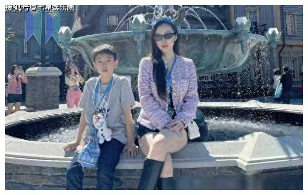 霍思燕家今日吃麻辣烫嗯哼乖巧妹妹丸子头可爱无比