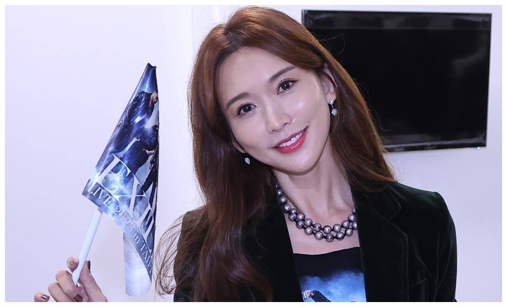 49岁林志玲罕见晒长腿,打扮太过日系被吐槽,姐姐美貌依旧