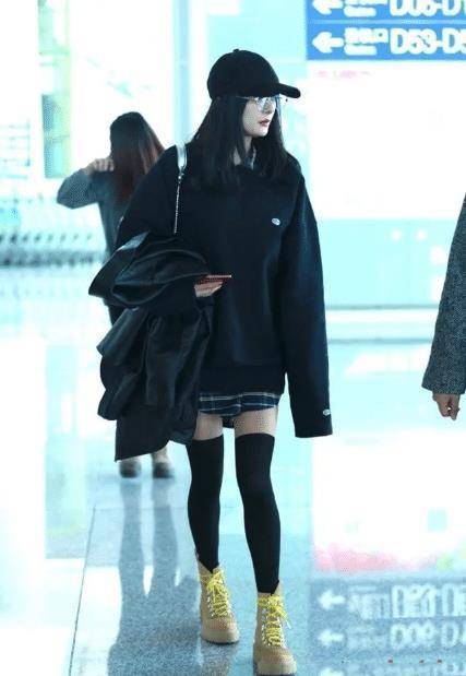 oversize的卫衣在版型上比较肥大,能够将本身就纤细苗条的杨幂包裹的